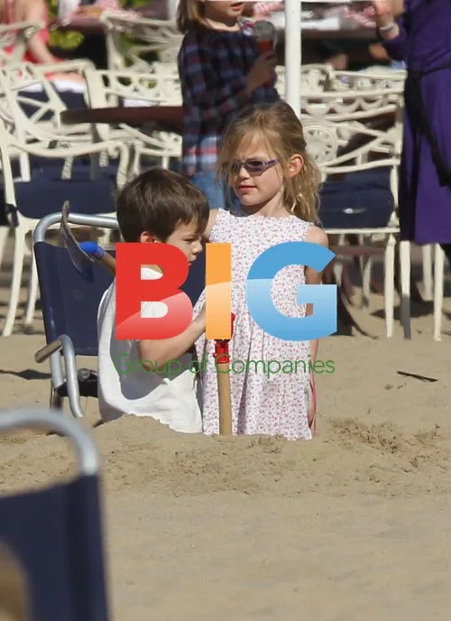 Jennifer Garner and daughters at beach