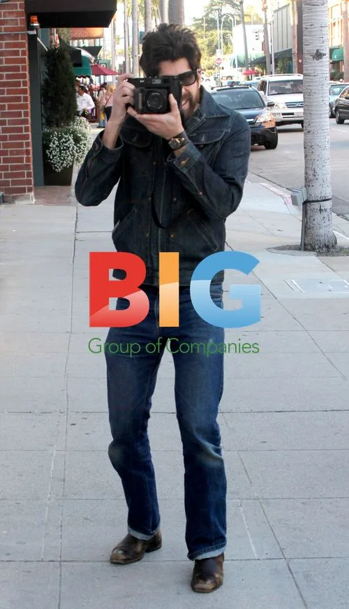 Adam Goldberg pretends to be paparazzo