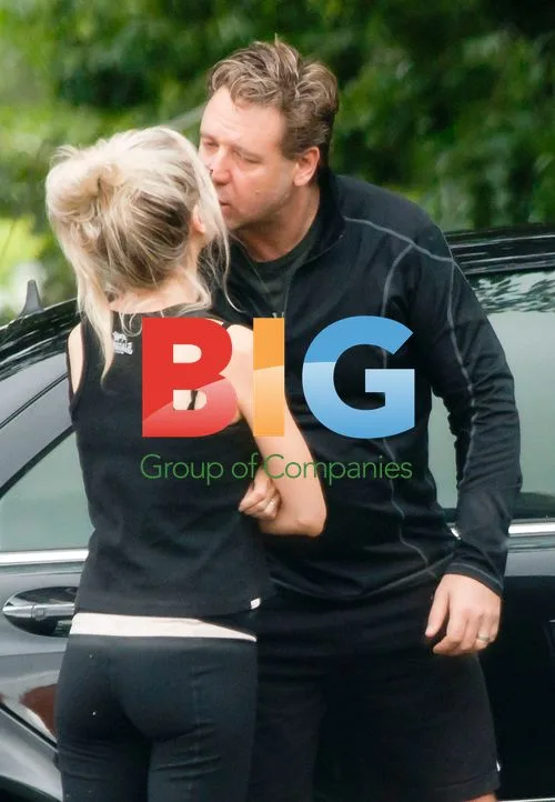 Russell Crowe Kisses Wife in Sydney