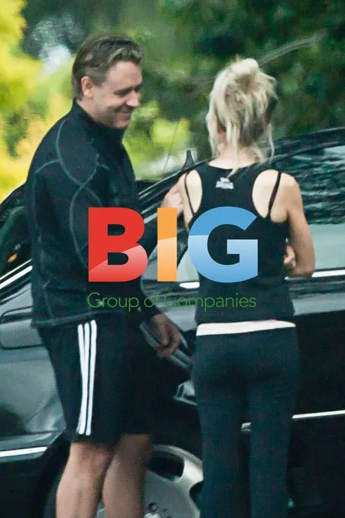 Russell Crowe kisses wife Danielle in Sydney