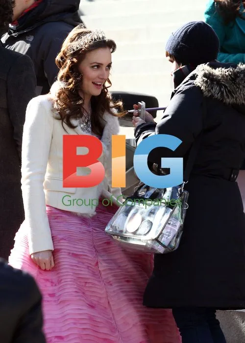 Penn Badgley and Leighton Meester on "Gossip Girl" set