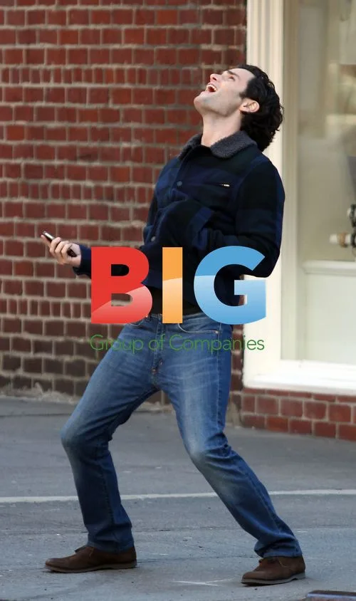 Penn Badgley and Leighton Meester on 'Gossip Girl' set