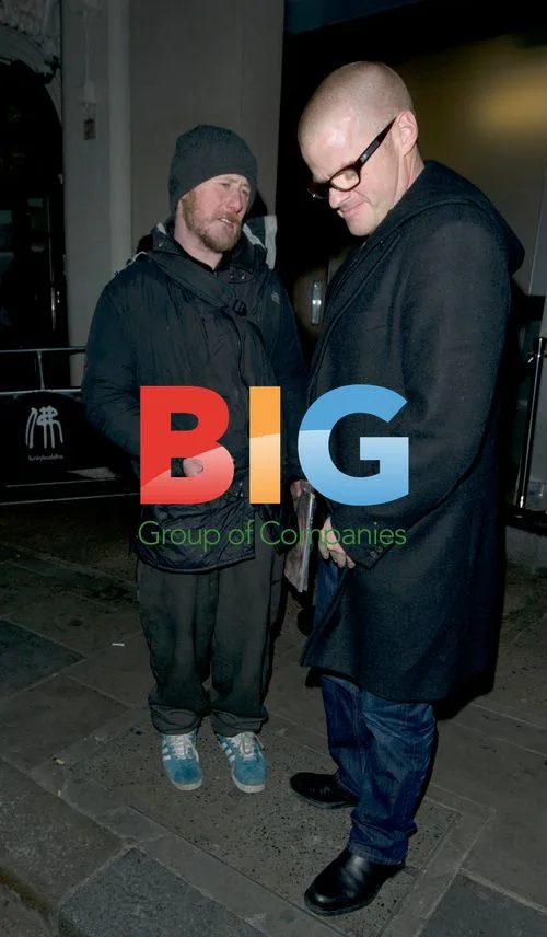 Chef Heston Blumenthal helps Big Issue seller