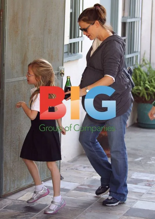 Pregnant Jennifer Garner with Violet