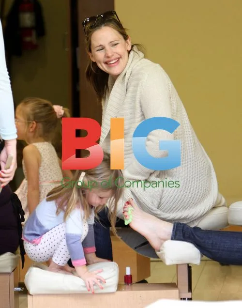 Pregnant Jennifer Garner with Daughters