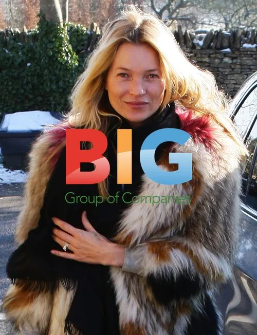 Kate Moss Heads to Pub in the Cotswolds