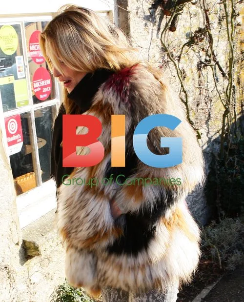 Kate Moss heads to local pub in the Cotswolds