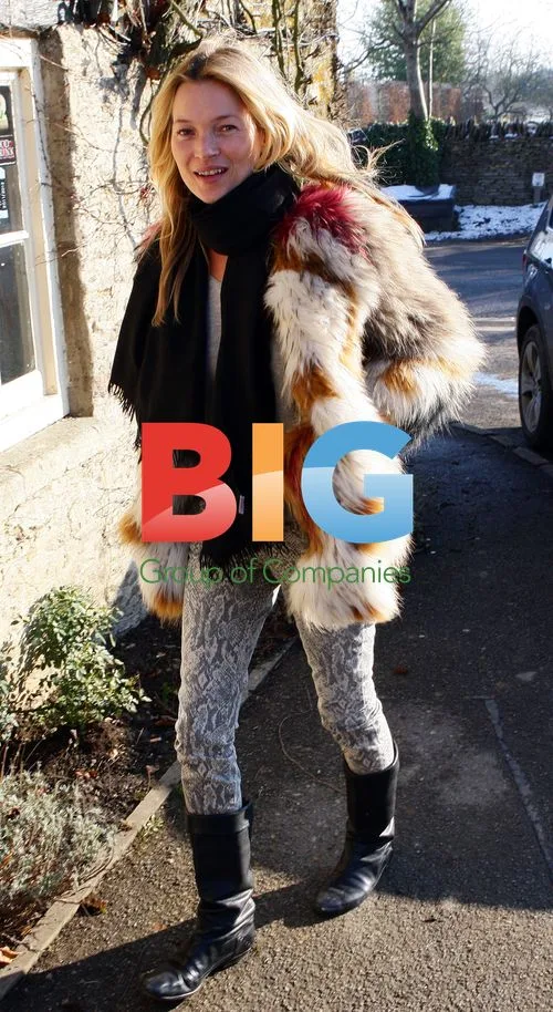 Kate Moss Heads to Country Pub