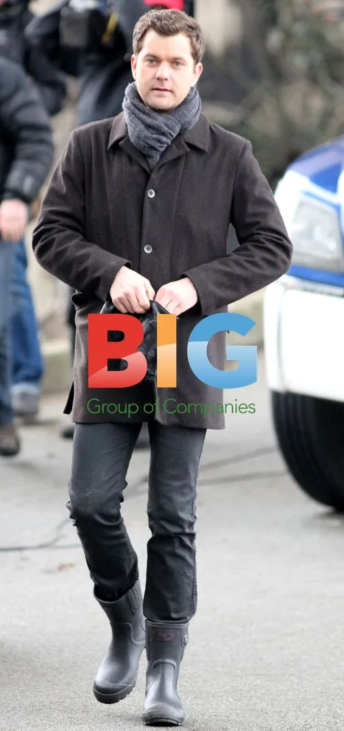 Joshua Jackson and Anna Torv on 'Fringe' Set