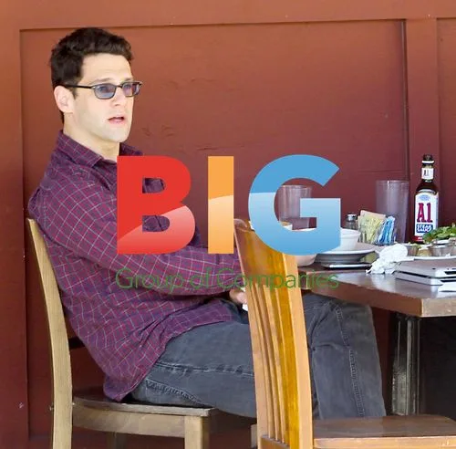 Justin Bartha eating breakfast with friends