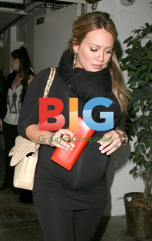 Pregnant Hilary Duff and sister Haylie out for lunch