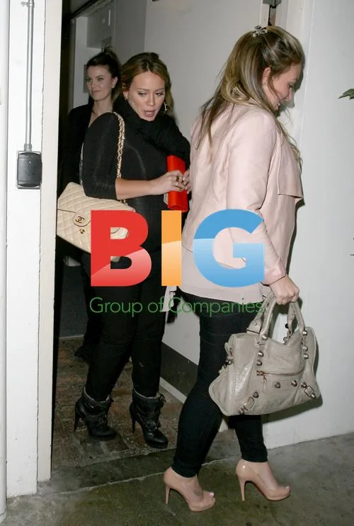 Pregnant Hilary Duff and sister Haylie out together