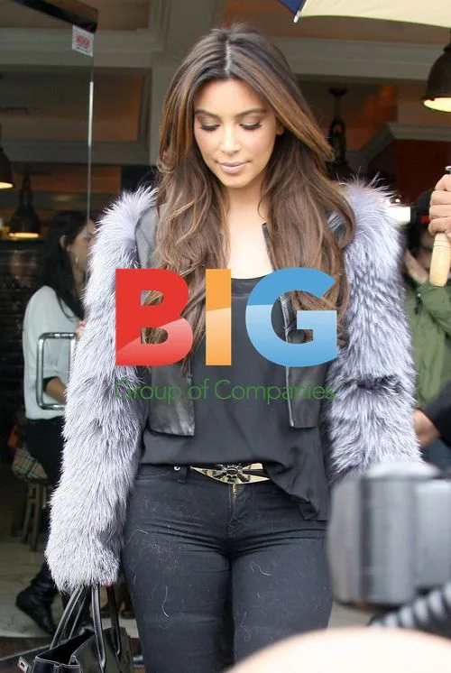 Kim and Kourtney Kardashian Run Errands