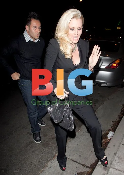 Jenny McCarthy and new boyfriend leave restaurant