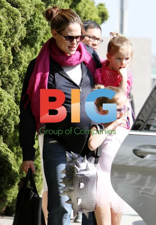 Jennifer Garner picking up daughters from ballet