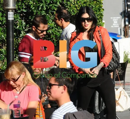 Tattoo Artist Kat Von D Leaves Cafe