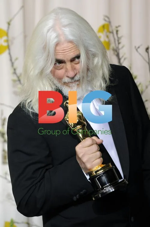 Robert Richardson kisses Oscar for "Hugo"