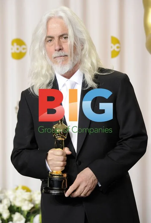 Robert Richardson Holds Oscar for "Hugo"