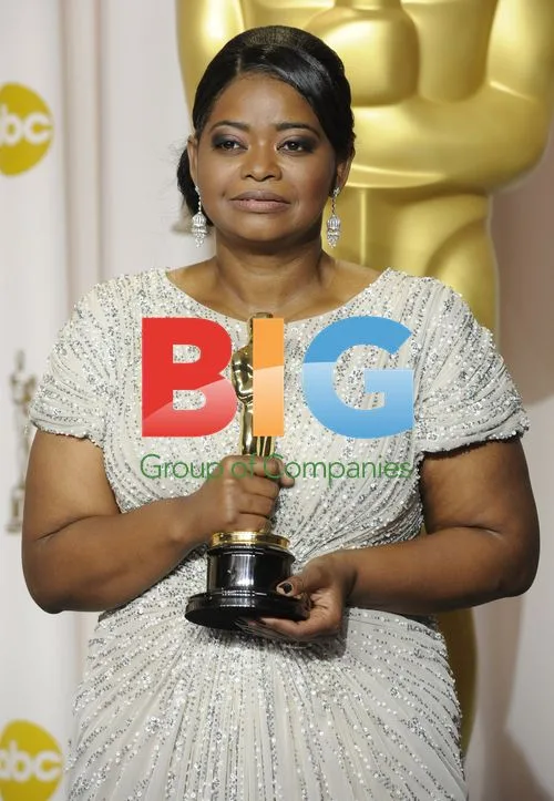 Octavia Spencer Holds Oscar Backstage
