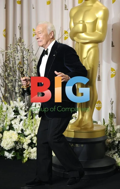Christopher Plummer Holds Oscar Backstage