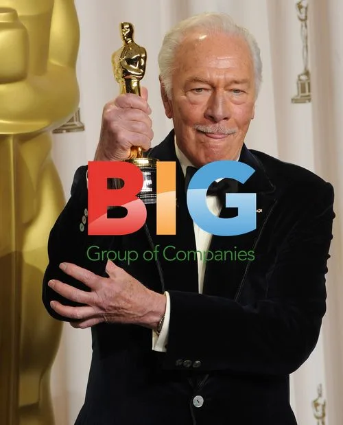Christopher Plummer Holds Oscar Backstage