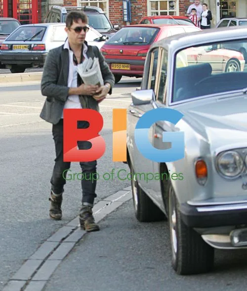 Kate Moss and Jamie Hince leaving pub in Cotswolds