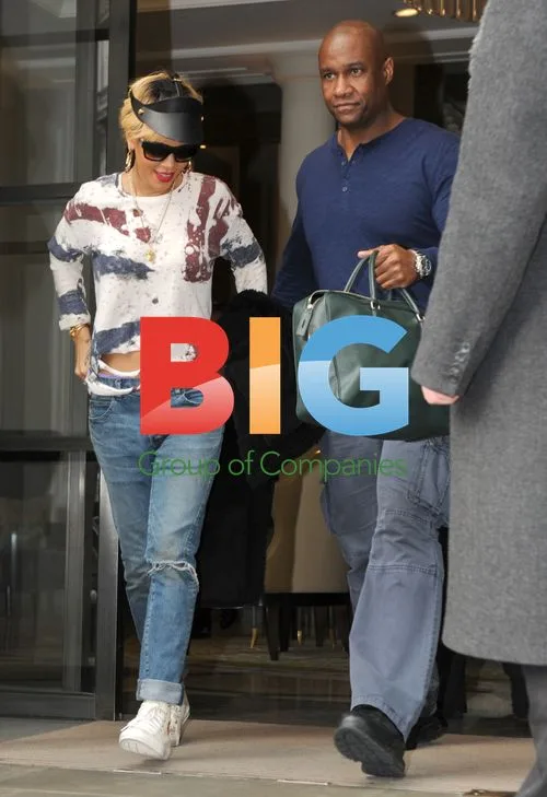 Rihanna Mobbed by Fans in London