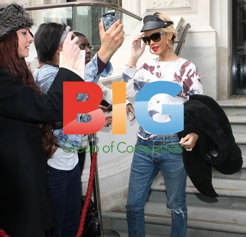 Rihanna Leaving Hotel to Fans