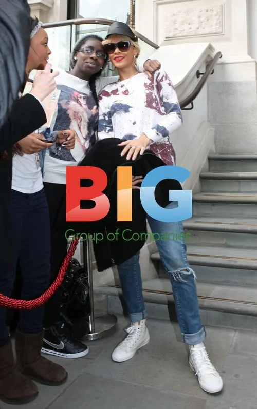Rihanna Leaves Hotel, Visits Studio
