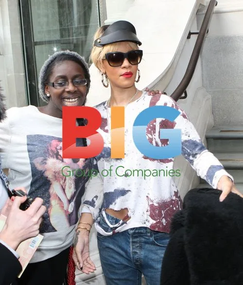 Rihanna Leaves Hotel, Visits London Studio