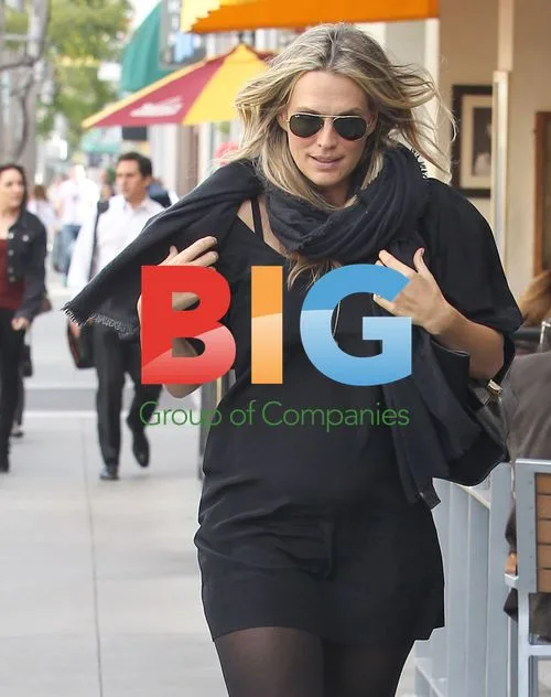 Molly Sims Leaves Restaurant