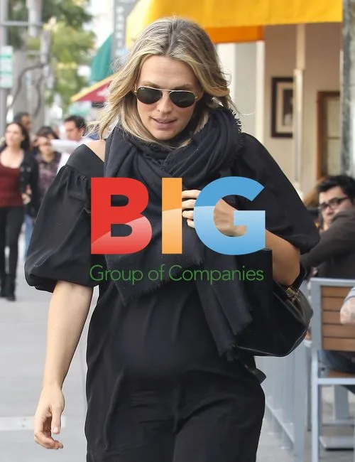 Pregnant Molly Sims Leaving Restaurant