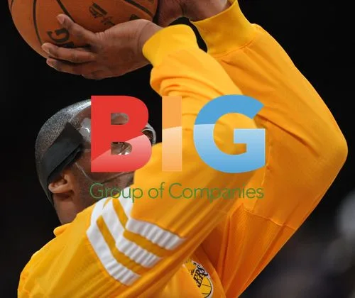 Kobe Bryant Wears Protective Mask