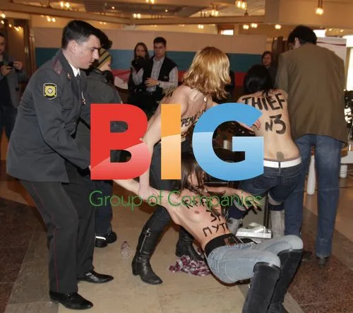 Femen protesters detained at Putin polling station