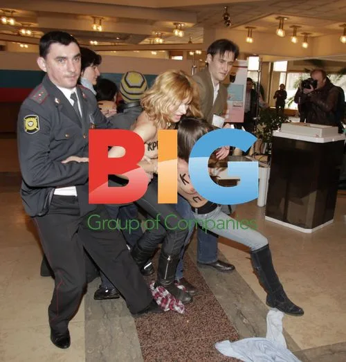 Activists protest Putin at Moscow polling station