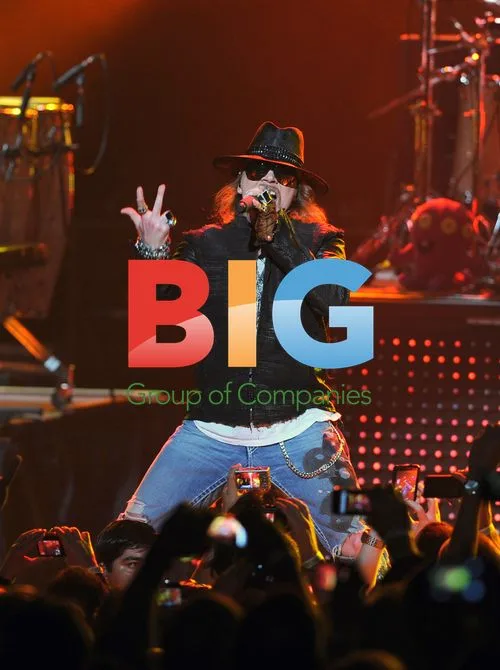 Axl Rose Performs with Guns N' Roses