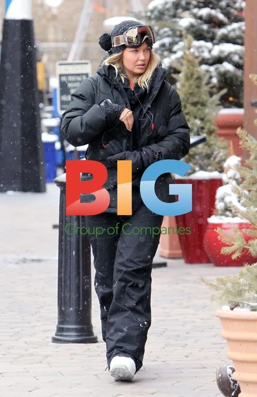 Lara Bingle Snowboarding in Vail
