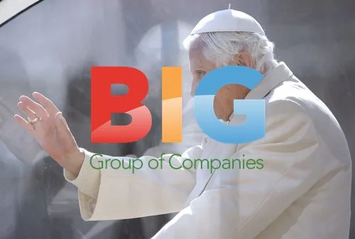 Pope Benedict XVI Waves in St. Peter\'s Square