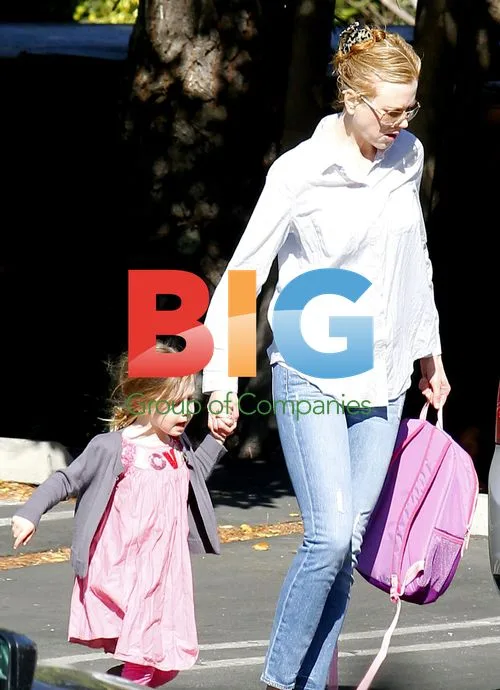 Nicole Kidman drops daughter off at school