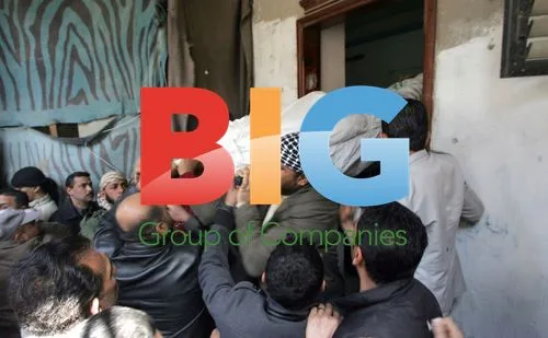 Palestinian mourners carry body of Gaza official