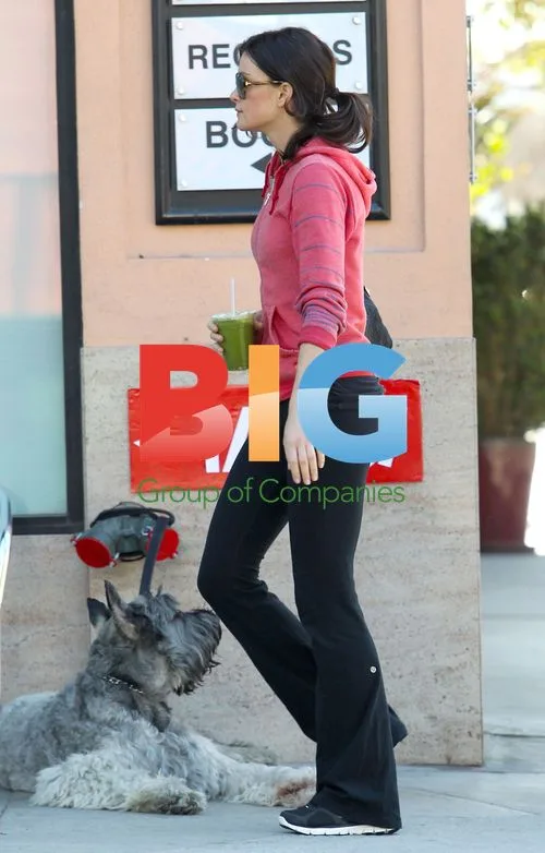 Courtney Robertson Picks Up Green Juice After Gym