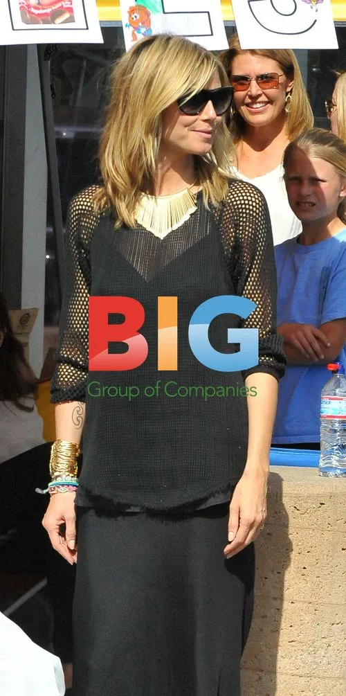 Heidi Klum with daughter at Girl Scout cookie stand