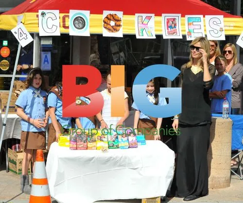 Heidi Klum Supports Daughter's Girl Scout Cookie Stand