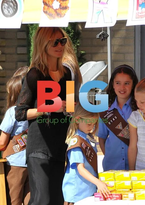 Heidi Klum Supports Leni\'s Girl Scout Cookie Stand