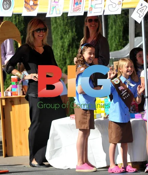 Heidi Klum Supports Daughter\'s Girl Scout Cookie Stand