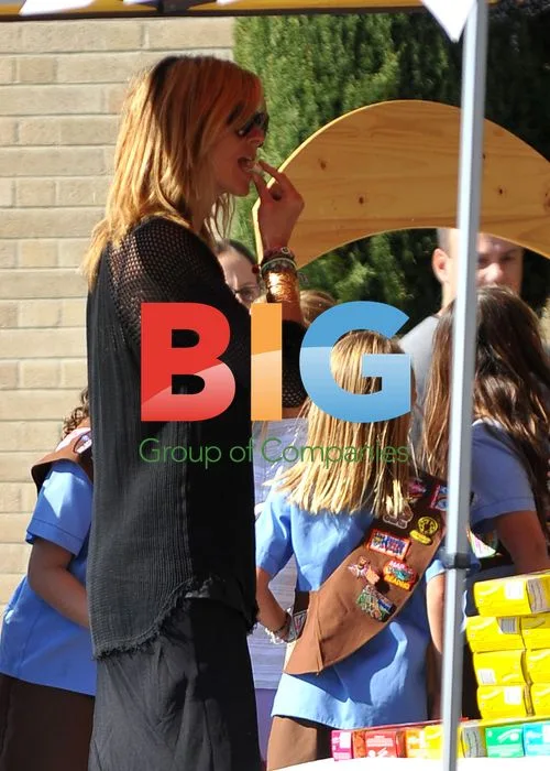 Heidi Klum Supports Daughter's Girl Scout Cookie Stand