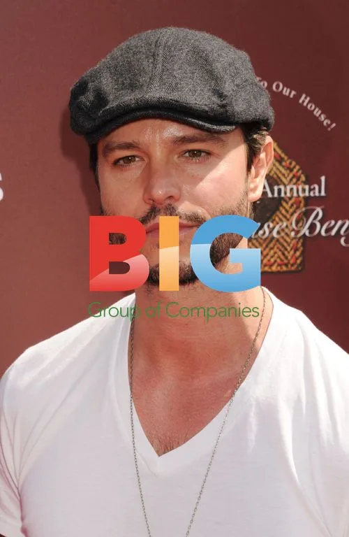 Jason Behr at The 9th Annual John Varvatos Stuart House Benefit