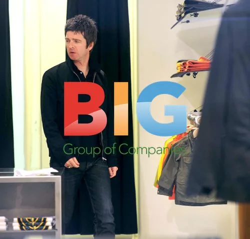 Noel Gallagher Shopping in Rome