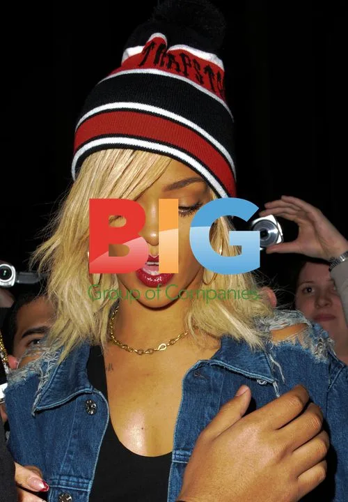 Rihanna Mobbed by Fans in NYC