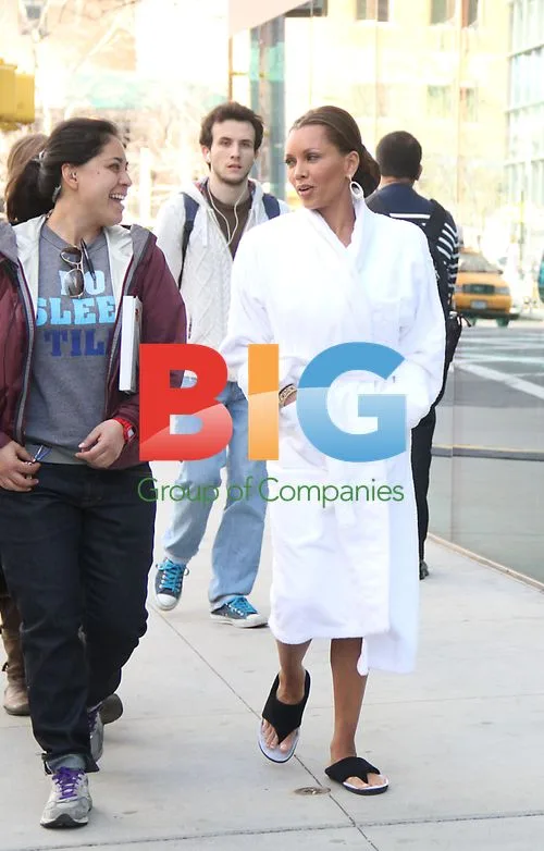 Vanessa Williams, Rachael Taylor on "666 Park Ave" set